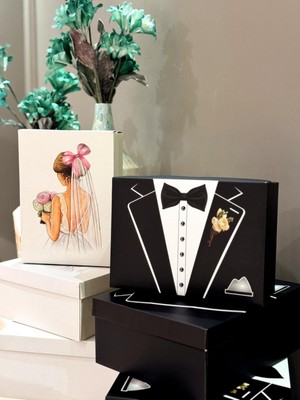 Kolix 2’li Smokin Desenli Damat ve Pembe Fiyonk Gelin Kutusu Mukavva Malzemeden Özel Tasarım