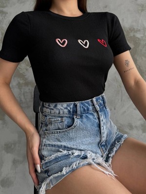Fantastik Store Üçlü Kalp Nakışlı Bluz