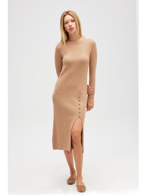 Peraluna Zaira Mini Saç Örgü Desenli, Yırtmaçlı Elbise - Camel