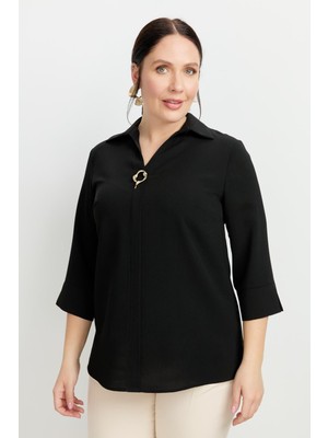 Accort Kadın Büyük Beden Siyah Broş Detaylı Gömlek Klasik Truvakar Kol Stilde