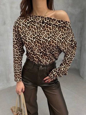 Moderie Butik Kadın Leopar Desenli Düşük Omuzlu Bluz