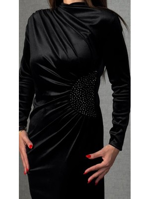 Moderie Butik Kadınbalıkçı Yaka Büzgü ve Taş Işleme Detay Maxi Boy Kadife Elbise