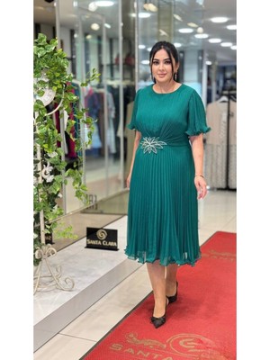 Live Forever Büyük Beden Pileli Şifon Abiye Elbise – Volan Kol, Midi Boy, Broş Detaylı