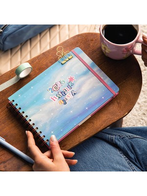 Paperora 2026 Dikey Haftalık Ajanda – Yatay A5 Formda Spiralli Sert Kapak Haftalık Ajanda 21X15 cm Bulut