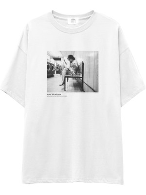 The Lucid Lab Amy Winehouse At The Laundromat 2004 Oversize Tişört - Beyaz