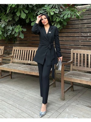 Bella Breeze Kadın Broş Detaylı Bağlamalı Ceket Pantolon Takım Elbise