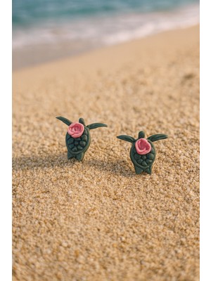 Lu Atelier El Yapımı Rosa Marina Kaplumbağa ve Pembe Gül Detaylı Küpe