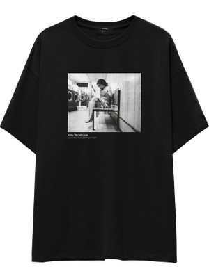 The Lucid Lab Amy Winehouse At The Laundromat 2004 Oversize Tişört - Siyah