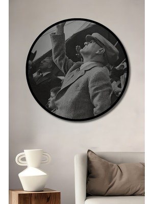 Teona Ahşap Dekoratif Ahşap Yuvarlak Çerçeve Görünümlü Tablo Atatürk Halkı Selamlarken