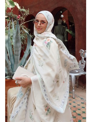 Carell Feyza Hakyemez'in Tercihi Rosmina Krem Monogram Floş Şal