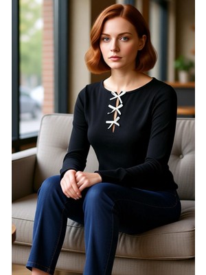 FRM Kadın Moda Şık Regular Bisiklet Yaka Slim Kalıp Örme Fiyonk ve Cut Out Detaylı Vücuda Oturan Bluz