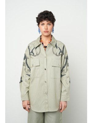 Orfeonegro Kadın Çift Cepli Önü Boncuk Işlemeli Düz Renk Gömlek