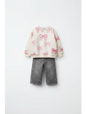 Magu Kız Çocuk Pamuklu Krem Pembe Fiyonk Desenli Sweatshirt ve Gri Nakışlı Jean Takım - Günlük Şık Kombin