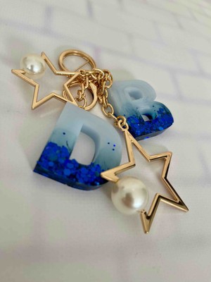 Lavanta Design El Yapımı Epoksi Harf Anahtarlık – Kişiye Özel Çift Baş Harfli Tasarım – Mavi Simli Yıldız ve Inci Detaylı