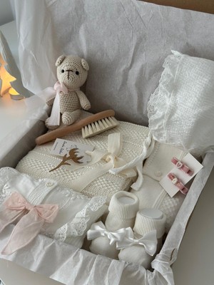 Sincabın Düşleri Hoşgeldin Bebek Yenidoğan Hediye Kutusu Seti Kıyafet Takımı Tulum Triko Battaniye Oyuncak