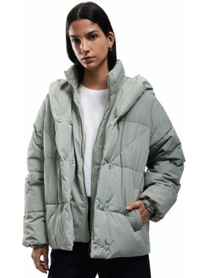 Koton Kapüşonlu Fermuarlı Düğme Detaylı Cepli Rahat Kalıp Kapitone Şişme Mont