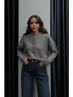 Havoş Gri Üstte Düğmeli Kazak