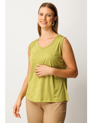 On Kadın Büyük Beden Yakası Düğme Detaylı Kolsuz Basic Bluz 61333 Oliv