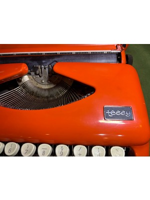 TT Tessy Turuncu Renk Çantalı Daktilo - Sorunsuz Çalışır Durumda