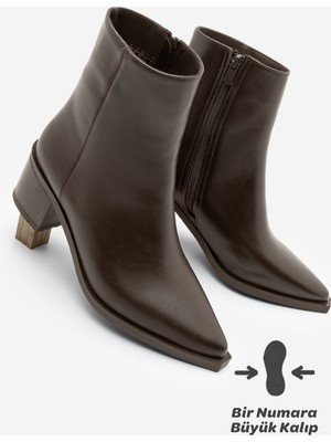 Marjin Kadın Sivri Burun Dikiş Detaylı Kalın Topuklu Bot Vorsis Kahve
