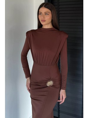 Gülseli Kadın Omuz Vatkalı Büzgülü Aksesuarlı Elbise P-00018999