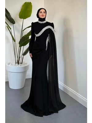 Merven Akyüz Feriha Yandan Pelerinli Taşlı Abiye Siyah Krep Kumaş Zarif Tasarım