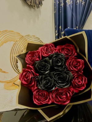 7 Li Kırmızı ve Siyah Renk  Sonsuzluk Söz, Nişan Solmayan Gül Buketi