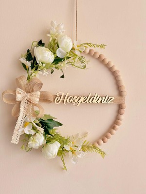 El Yapımı Gold Pleksi Hoşgeldiniz Kapı Süsü – Beyaz Çiçekli Ahşap Boncuklu Rustik Dekor