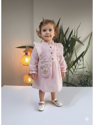 Şimo Butik Uzun Kollu Dantel Detaylı Otantik Müslin Çantalı Kız Çocuk Elbisesi