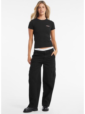 Guess Jeans Yuvarlak Yaka Baskılı Siyah Kadın T-Shirt Guess Jeans Kadın Slim Fit T-Shirt