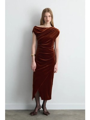 Gusto Asimetrik Omuzlu Kadife Uzun Elbise - Kiremit