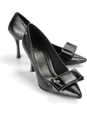 Gökhan Talay Polina Esnek Yumuşak Kaymaz Taban (8 Cm) Siyah Rugan Köşe Fiyonk Kadın Topuklu Ayakkabı