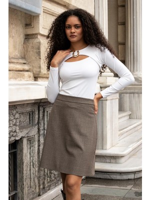 Jument Kadın Likralı Esnek Kumaş Geniş Sıfır Yaka Önü Aksesuarlı Dekolteli Bluz-Krem