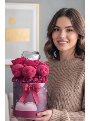 Sole Premium Özel Kalpli Kırmızı Silindir Kutusunda, Kalpli Balonlu 6’lı Kırmızı Ayıcık Buketi