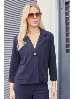 Jument Kadın Fitilli Kadife Kumaş Yakalı Cep Kapaklı Uzun Kol Arkası Pili Kaşeli Rahat Kesim Ceket-Lacivert