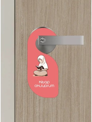 Bemenda Kitap Okuyorum. Kız Kapı Askısı Kapı Uyarı Levhası