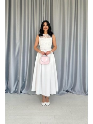 Hariqa Beyaz Önü Dantel Detaylı Kemerli Elbise