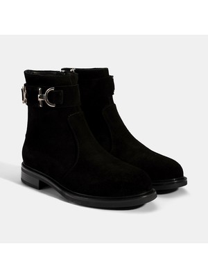 Desa Kadın Siyah Metal Aksesuarlı Süet Bot