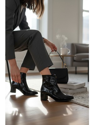 Veli Kundura Popin Parlak Siyah Fermuarlı Kadın Sivri Burun Yarım Bot