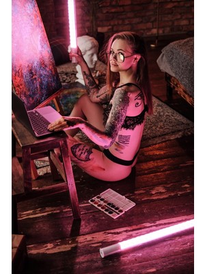 Emilart Nü Dövmeli Hipster Kadın Hd Baskı Kanvas Tablo Hd Dijital Baskı Dikey Kanvas Tablo