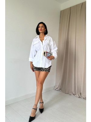 Hariqa Beyaz Kapaklı Pileli Gömlek