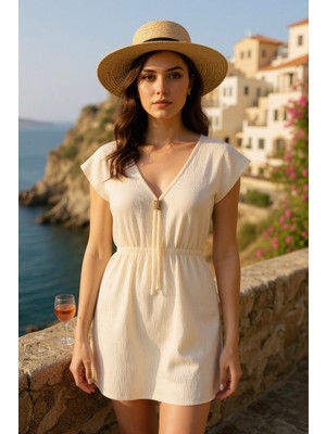 Kadın Beyaz Yanları Yırtmaçlı Tokalı V Yaka Mini Plaj Elbisesi – Şık, Rahat ve 4 Mevsim Kullanıma Uygun