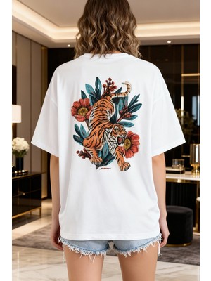 Hena Wild Bloom Oversize T-Shirt – Gücün ve Zarafetin Çarpıştığı An Beyaz %100 Pamuk