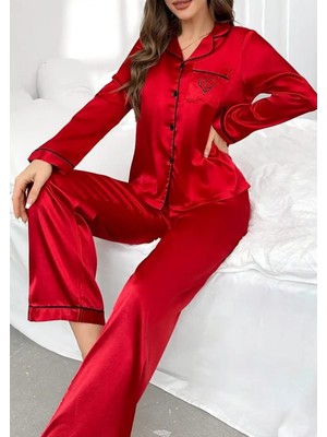 Kırmızı saten şık gecelik, parlak kumaşı, zarif kesimi ve akıcı duruşuyla seni gecenin en ışıltılı haline dönüştürür.