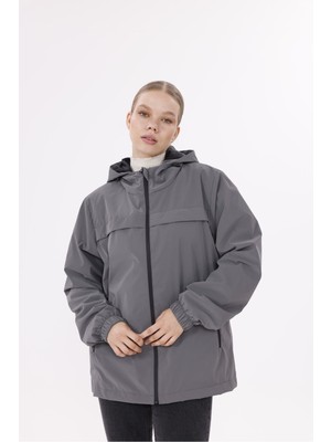 Freemen Kadın Kapüşonlu Nova Kumaş Hafif ve Dayanıklı Şık Mevsimlik Su ve Rüzgar Geçirmez Yağmurluk