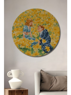 Teona Ahşap Sarı Çiçekler Arasında Aşık Çift Sulu Boya Görünümlü Ahşap Dekoratif Tablo Yuvarlak Tablo