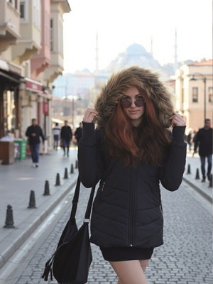 Barbora Kadın Kışlık Şişme Mont Eldivenli Kapüşonlu Kürklü Su İtici Özellikli Günlük Model