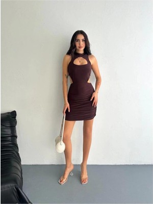 Göğüs ve Yanlar Dekolteli Kolsuz Boy Elbise - Kahverengi