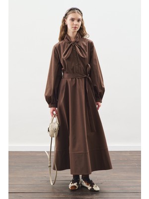 Manuka Yakası Bağlama Detaylı Elbise Kahverengi