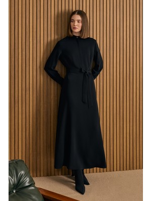 Aker Hakim Yaka Dökümlü Elbise